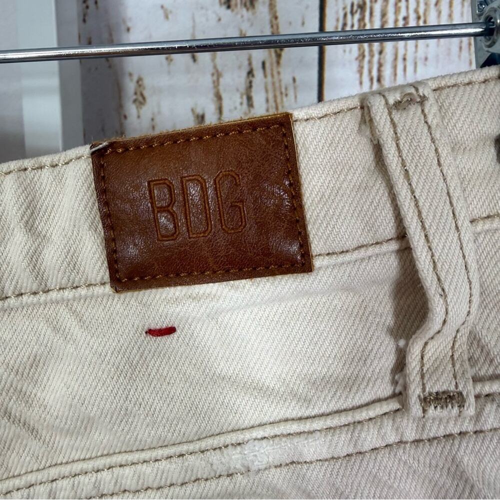 BDG, Girlfriend High Rise, Off-White Distressed Jean Shorts. Size 29. - Picture 4 of 8